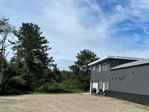 Beautiful modern 2 bedroom apartment, near trails, with big parking lot