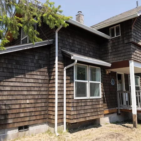 Cozy Family Cabin-Secluded beach access, non-smoking home awaits you