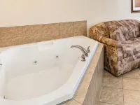 Super 8 by Wyndham Grande Prairie - Hot Tub