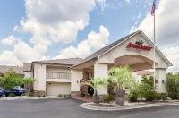 Howard Johnson by Wyndham Savannah GA - parkir