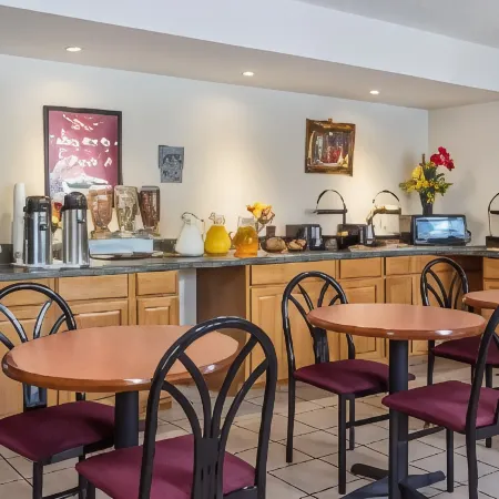Econo Lodge & Suites Southern Pines
