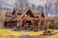 Sleeps 21! Moose Lodge Log Cabin and Chalet & Hot Tub