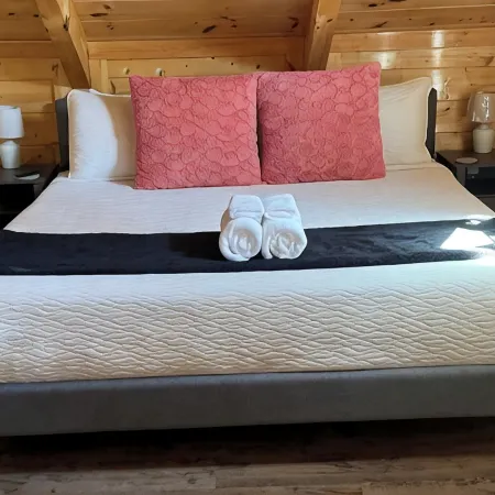 NEW Charming 3-bedroom cabin with WiFi, Hot Tub & ATV trailer parking in RRG
