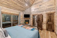 Just Chillin' - Romantic 💑Luxury, Arcade, Outdoor Amenities, Hot Tub🌲🌊🔥 - Romantic