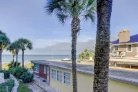 From your condo to the beach in seconds!! - Homestays