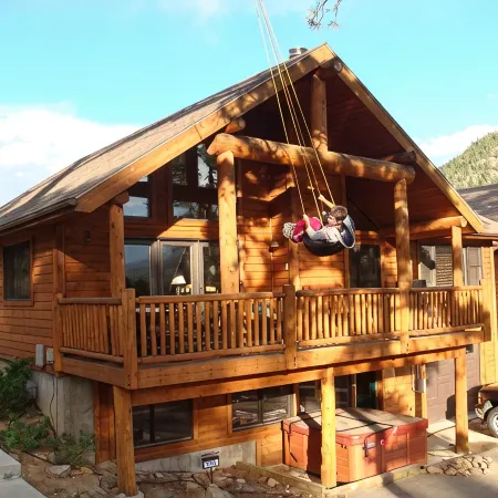 Luxury Cabin 4bdr Mtn and River Views.  Private Hot tub, 2 blocks to downtown