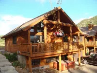 Luxury Cabin 4bdr Mtn and River Views.  Private Hot tub, 2 blocks to downtown - シャレー