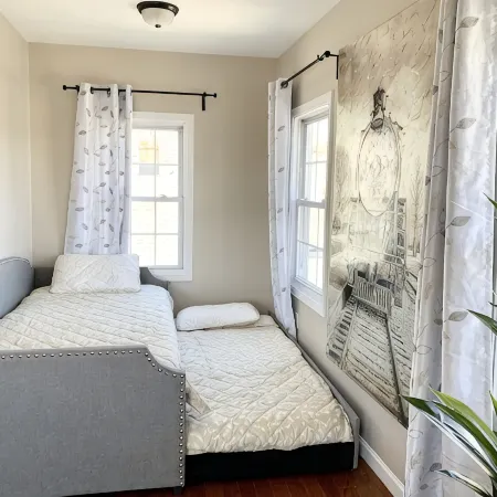 Executive Apt, a short walk to NYC train. King Bed. Free Parking. Central AC.
