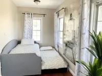 Executive Apt, a short walk to NYC train. King Bed. Free Parking. Central AC.