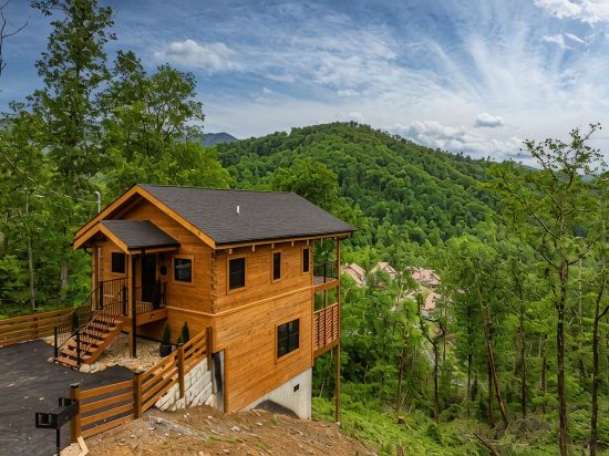NEW AUTHENTIC LOG CABIN! 1 MIN FROM D-TOWN, VIEWS, CLEAN, PRIVATE, ROMANTIC!❤️❤️❤️