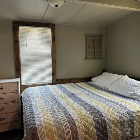 Quaint Family, Couples Cottage ON The Lake! Stunning View, Near Marinas, Trails