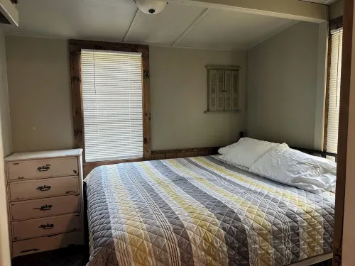 Quaint Family, Couples Cottage ON The Lake! Stunning View, Near Marinas, Trails