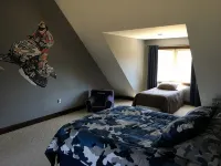 Luxury Home w/INDOOR POOL 20mins BarHarbor boardersAcadia National Par - 4-Star