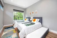 New modern home with salt water heated pool located minutes from SiestaKey Beach - สระว่ายน้ำส่วนตัว