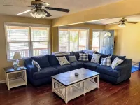 Cozy ranch, minutes from both historic downtown Savannah and Tybee Beaches. - Homestays