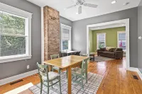 Adorable West Side Cottage with Onsite Laundry, Free Parking