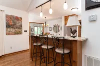 Alpine Bliss - Walk to slopes, dog friendly, fenced yard! - Boutique