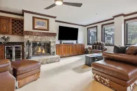 Spacious 2BD + Den, Ski In OutIn the Heart of Beaver Creek VillagePool jacuzzi - WiFi
