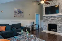 15 Mins From PHL International Airport - Modern Rancher Style Home in Chester PA - 5つ星