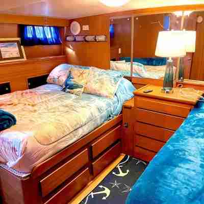 Boatel California Stay on a 40’ Boat - Best Location in Ventura Harbor Gr8 Views Rooms