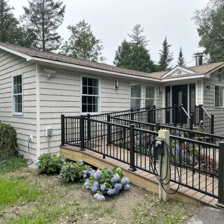 Luxury 3/2, Wheelchair Access, Hot Tub+Lift, Yard, Fireplace Walk to Lighthouse