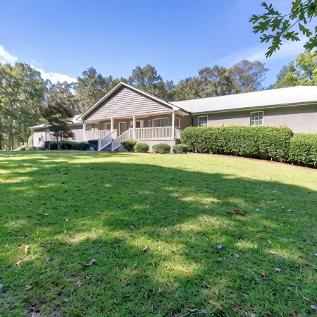 Luxury Brooks Retreat – 7BR 9BA, WiFi, Chef's Kitchen, Workspace, Outdoor Oasis!