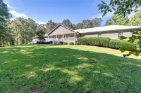 Luxury Brooks Retreat – 7BR 9BA, WiFi, Chef's Kitchen, Workspace, Outdoor Oasis!