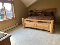 Large Big Sky Condo, sleeps 12-14. Close to Yellowstone and world class skiing! - Balkon