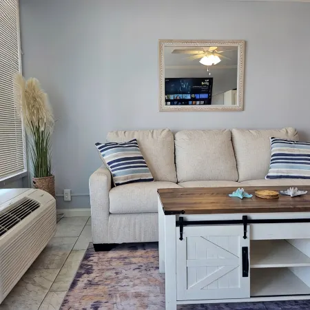 Charming, recently renovated small condo just a 3-minute walk to the ocean.