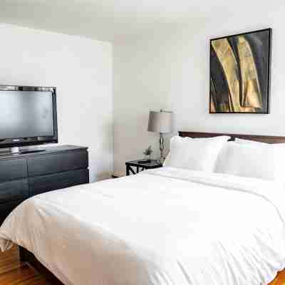 Garage, Fully Fenced Yard, Sleep 8, Walk to Downtown Rooms
