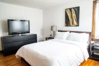 Garage, Fully Fenced Yard, Sleep 8, Walk to Downtown - Wifi