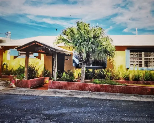 Spacious 3 bedroom 2 bath home close to town Hotels in Culebra