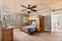 Tropical Resort Style Retreat w/ Pool House 4BR, 3 Bath - Wifi