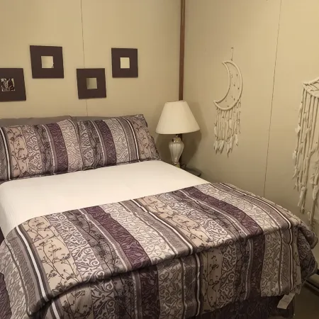Chalet in the heart of Poconos, romantic getaway near pools and lake