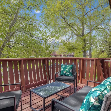 4BR 2000sqft Chalet by DT: 15mins to Banff,  Epic MTN Views, 2-min Walk to Shops