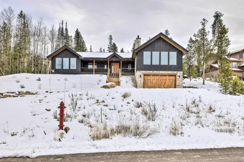 New Modern Mountain Retreat with Level 2 EV Charger - 4-Star