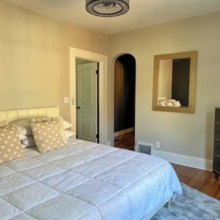 Hello Sunshine! Beautiful Bungalow in the Heart of Springfield!