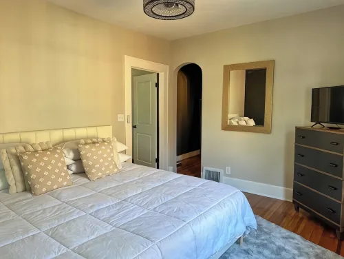 Hello Sunshine! Beautiful Bungalow in the Heart of Springfield! - Homestays