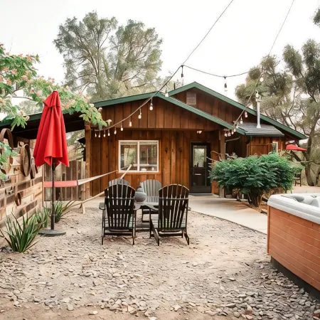 Romantic River Cabin w/ Hot Tub, views, spa bathroom, Close to 2 Yosemite Gates