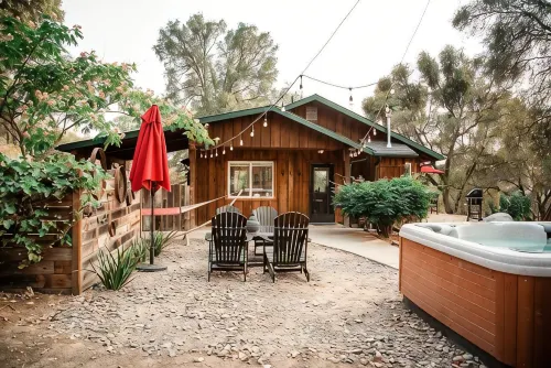 Romantic River Cabin w/ Hot Tub, views, spa bathroom, Close to 2 Yosemite Gates - Alppimaja