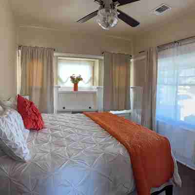 Charming 3-bedroom house with AC, walking distance to downtown Paso Robles Rooms