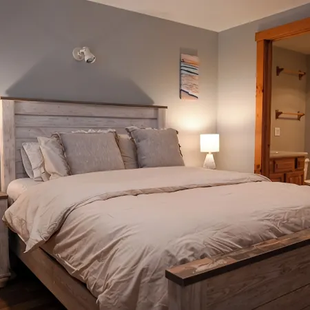 2 Story Condo @ Jay Peak w/ Hot Tub, Short Walk to Amphitheatre