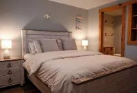 2 Story Condo @ Jay Peak w/ Hot Tub, Short Walk to Amphitheatre - Homestays