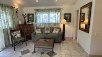 Beautiful, large studio with Mountain views from deck, beach access & A/C - วิวภูเขา