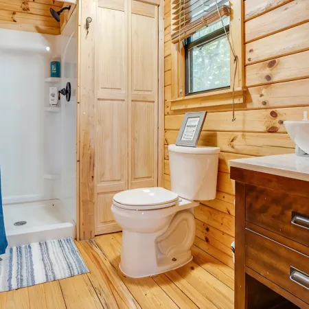 Maple Leaf Charming Log Cabin in the Woods Upgraded with Fiber Optic Internet