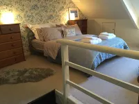 HOWTON COTTAGE - village cottage on coast path next to beaches - Wifi