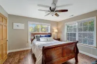 Guntersville  Lakefront Home. Pool & Boathouse. Pontoon boat & jet skis rentals - balcony