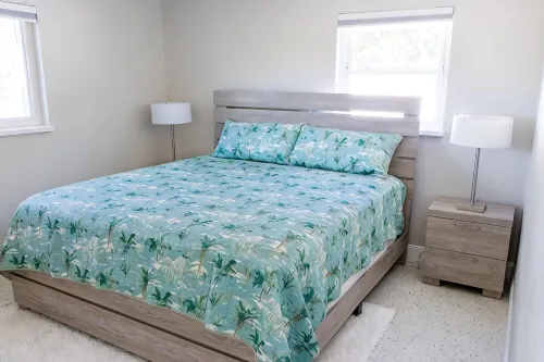 NEW! The Seafoam Bungalow - close to beaches! - Gym