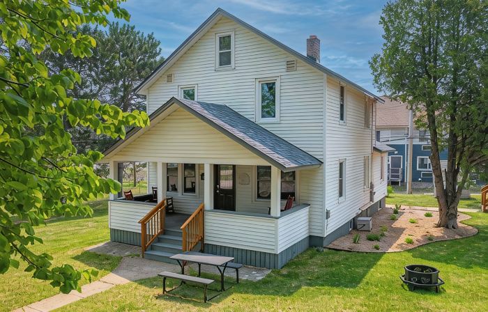 Ely Group Retreat 5 Bedrooms, 3 Bath, Huge Lawn