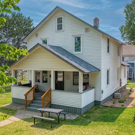 Ely Group Retreat 5 Bedrooms, 3 Bath, Huge Lawn